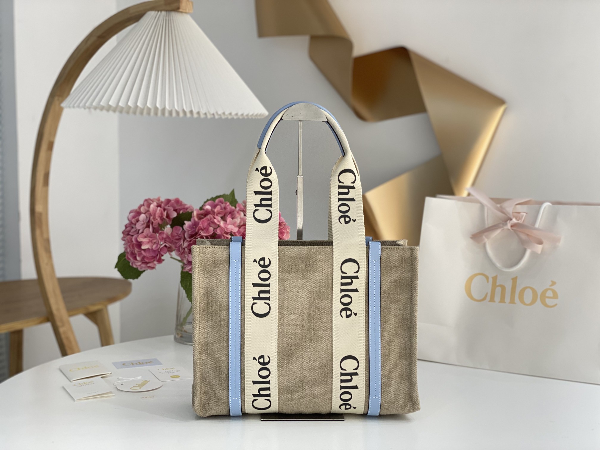 Chloé Chloé Woody Tote Bag In Linen in Blushy beige/blue | Chloé US