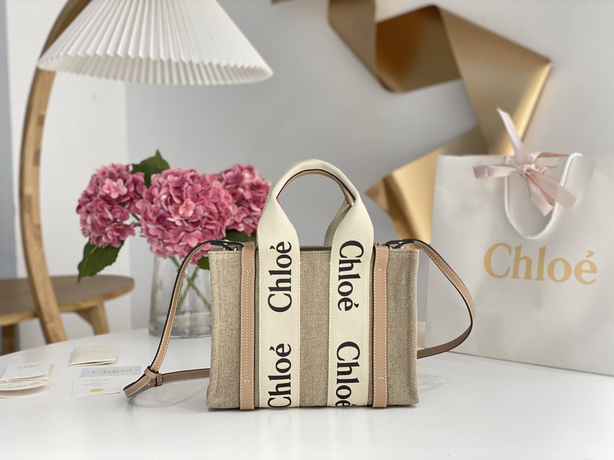 Chloé Small Woody Tote Bag In Linen in White – pink | Chloé