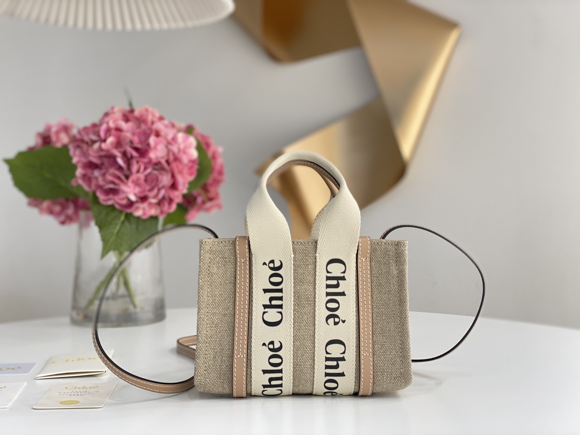 Chloé Small Woody Tote Bag In Linen in Blushy beige | Chloé US