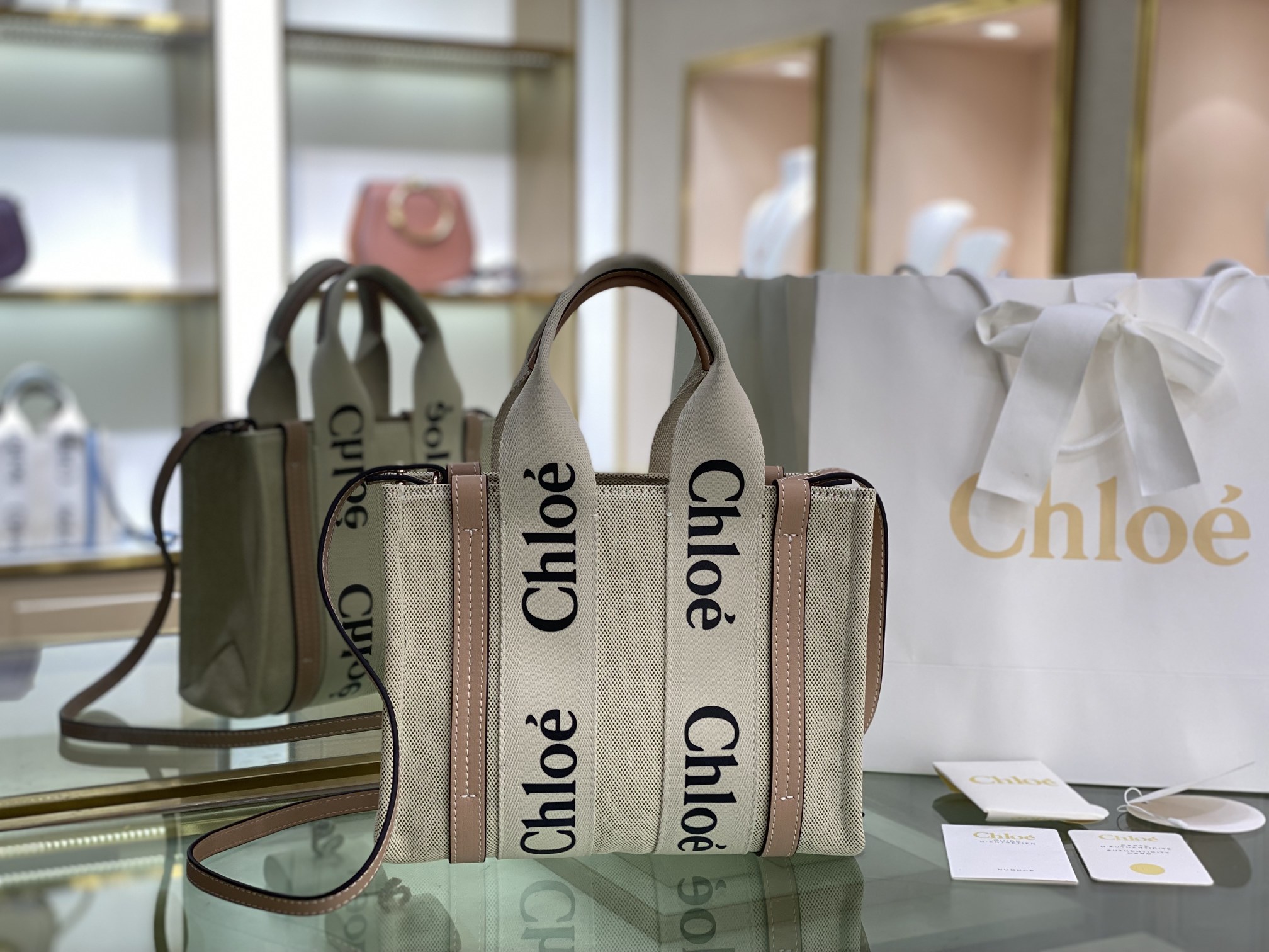 Chloé Chloé Small Woody Tote Bag In Linen in Blushy beige | Chloé US