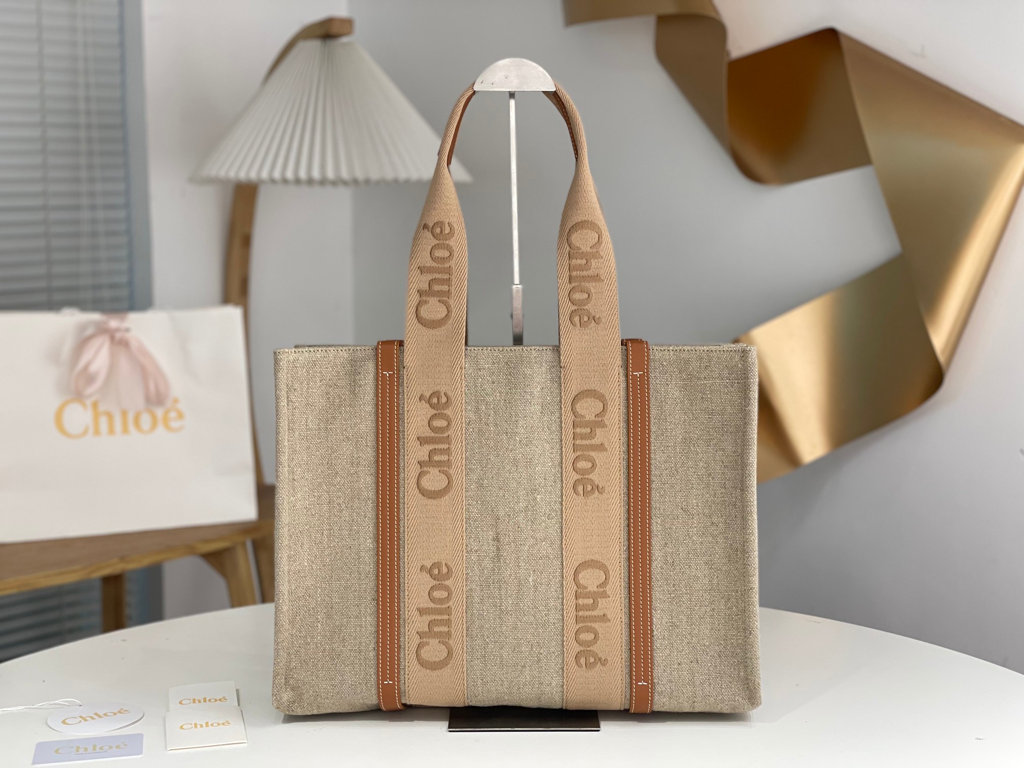 Chloé Chloé Woody Tote Bag In Linen in Blushy beige | Chloé US