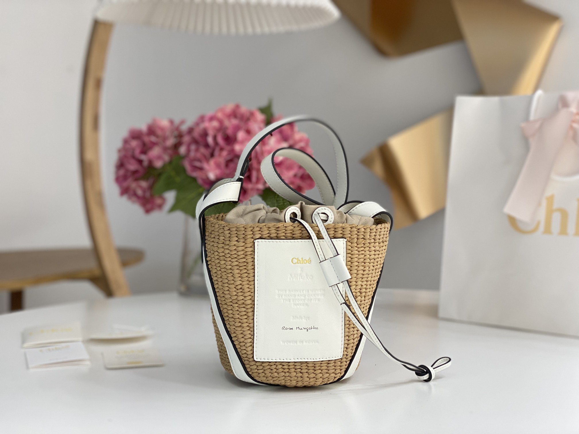 Chloé Small Basket in Fair-Trade Paper and Shiny Calfskin – white
