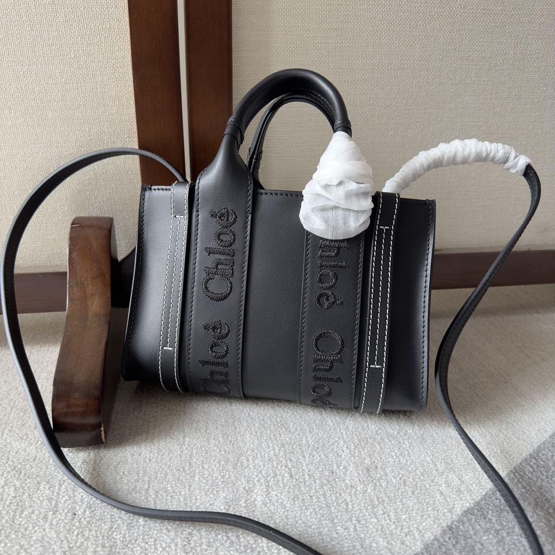 Chloé Logo-Detail Leather Tote Bag in Black