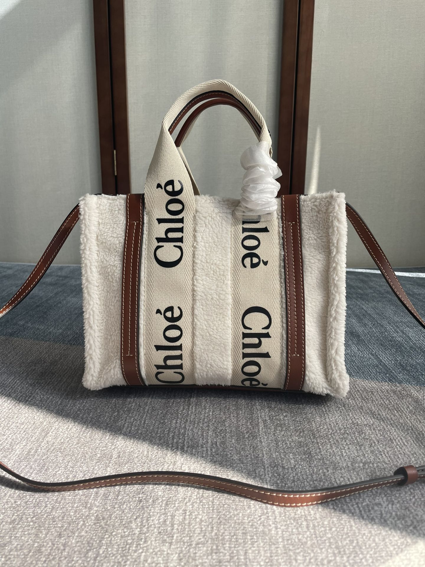 Chloé Chloé Mini Woody Tote Bag In Linen in White – Brown | Chloé