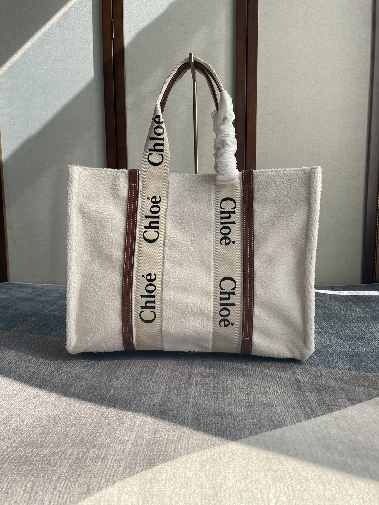 Chloé Chloé Large Woody Tote Bag In Linen in White – Brown | Chloé