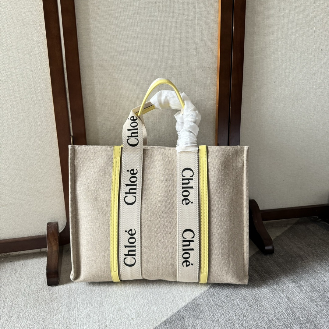 Chloé Chloé Small Woody Tote Bag In Linen in Cement yellow | Chloé US
