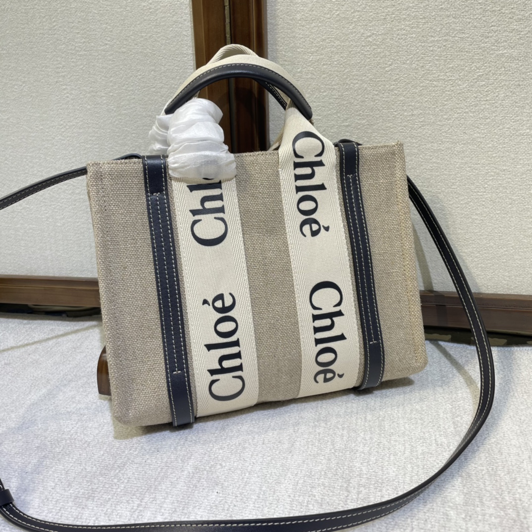 Chloé Medium Woody Tote Bag | Classic Design for Effortless black strap
