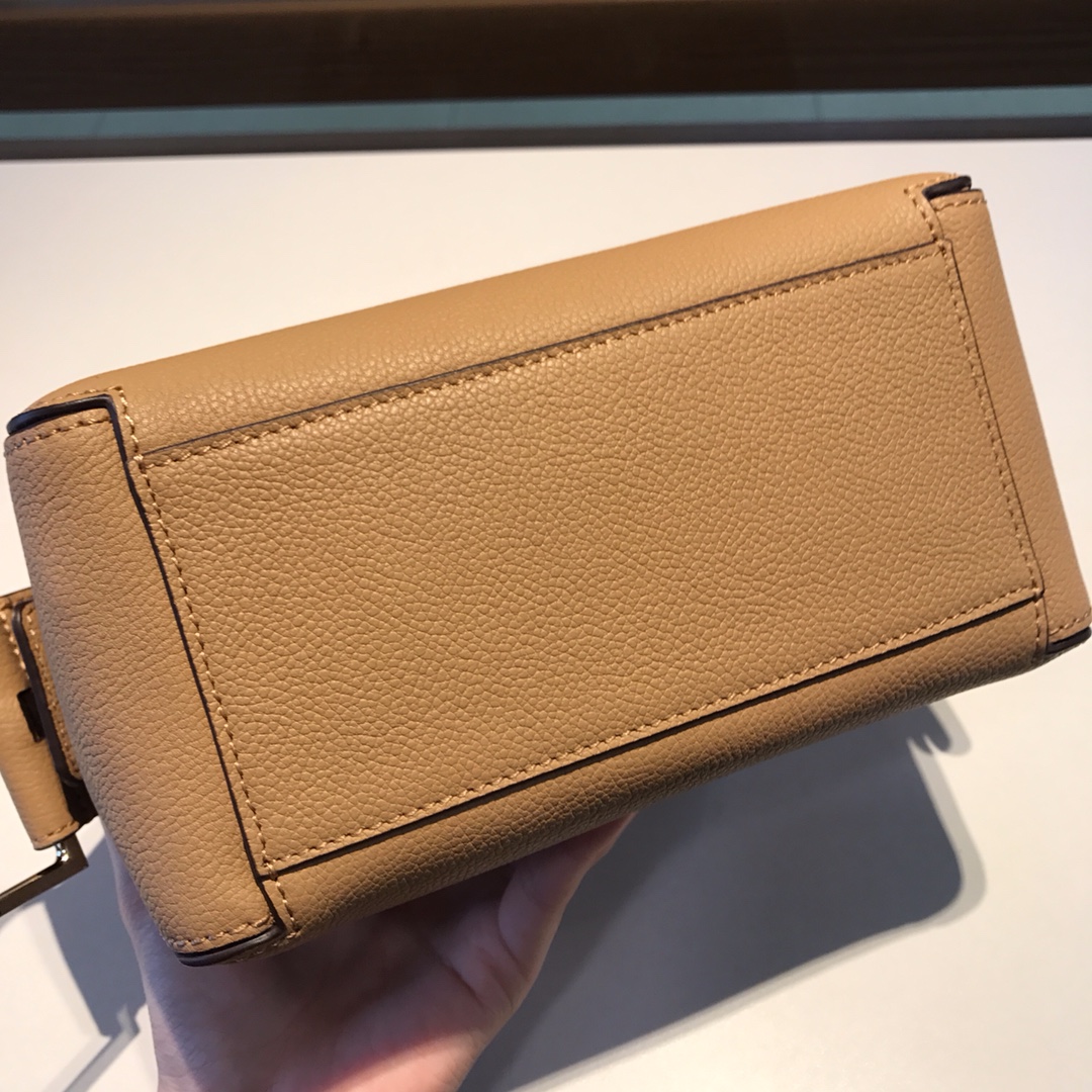 Delvaux 00389
