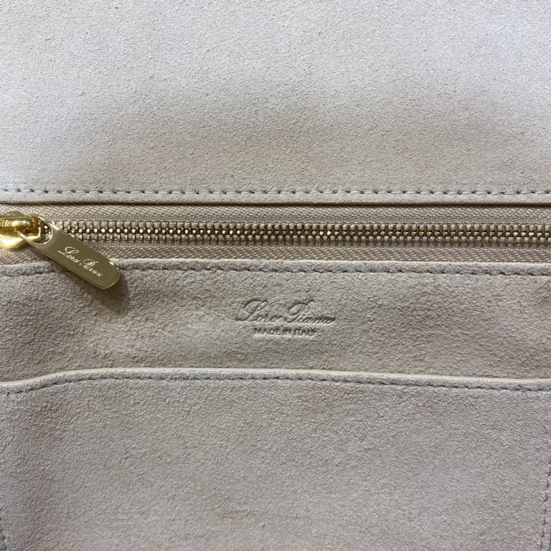 Delvaux 00469