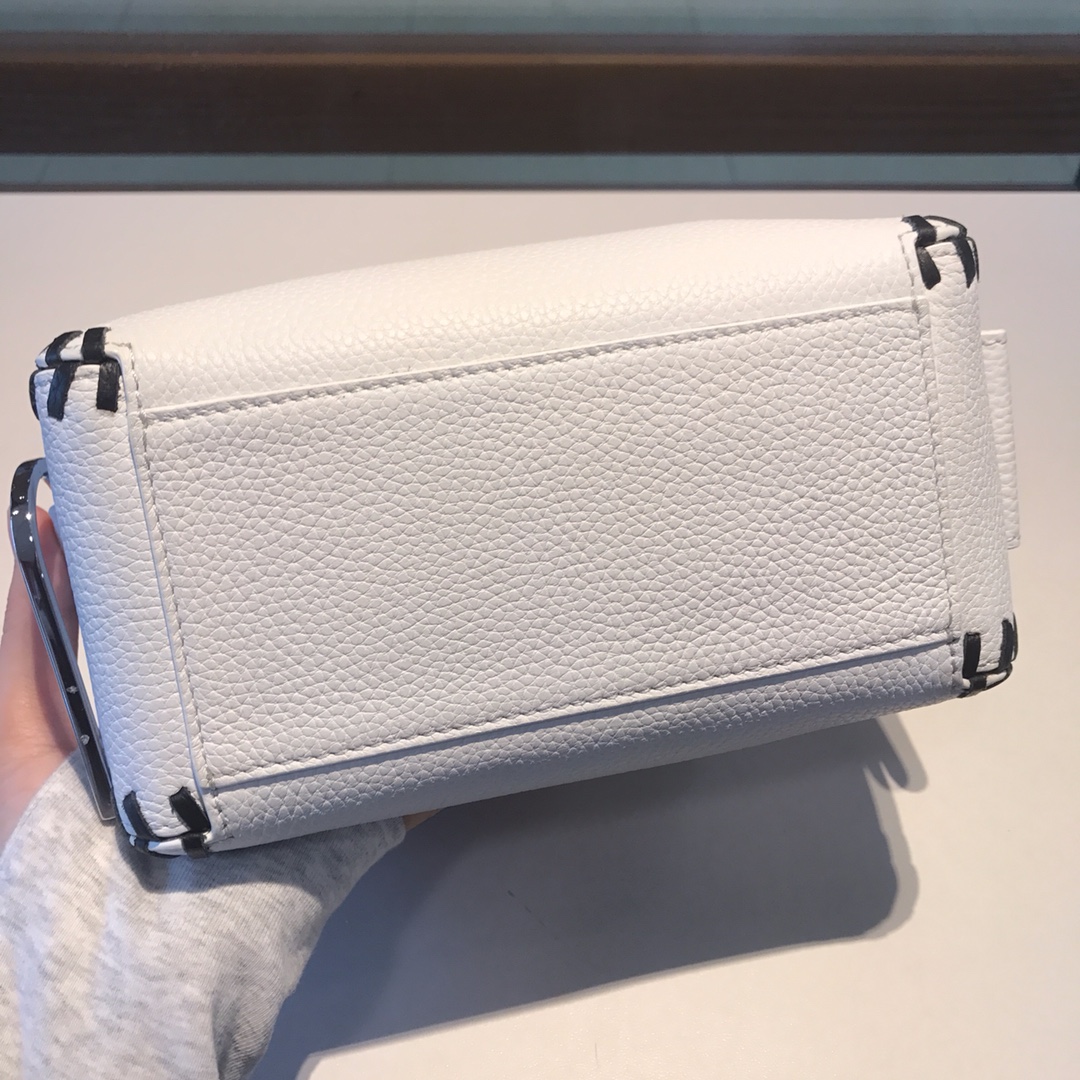 Delvaux 00469