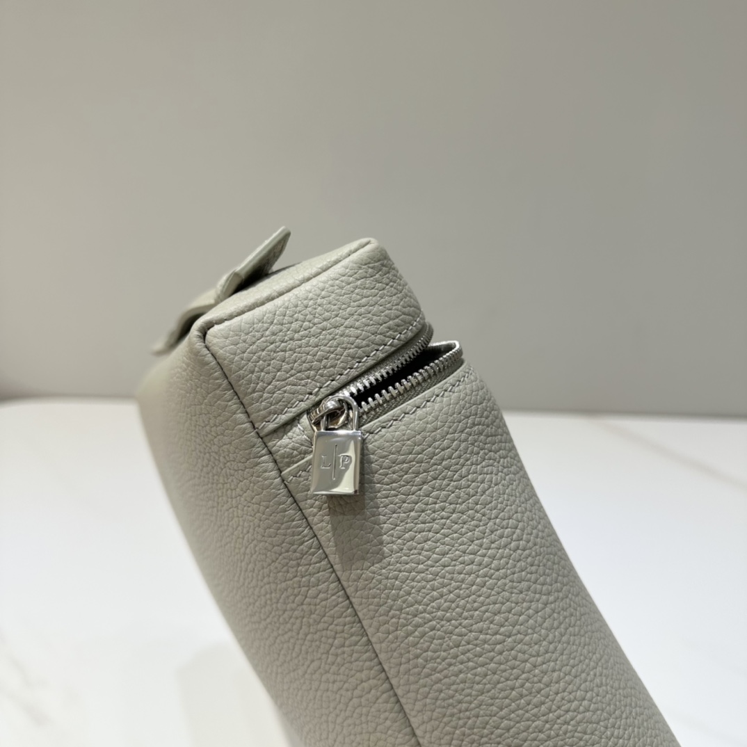 Delvaux 00869
