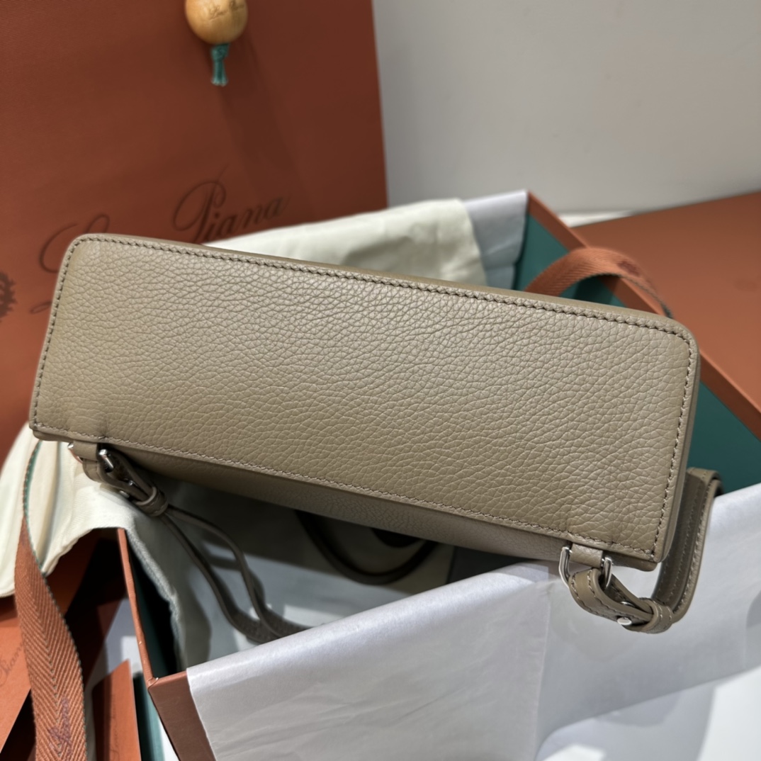 Delvaux 00939