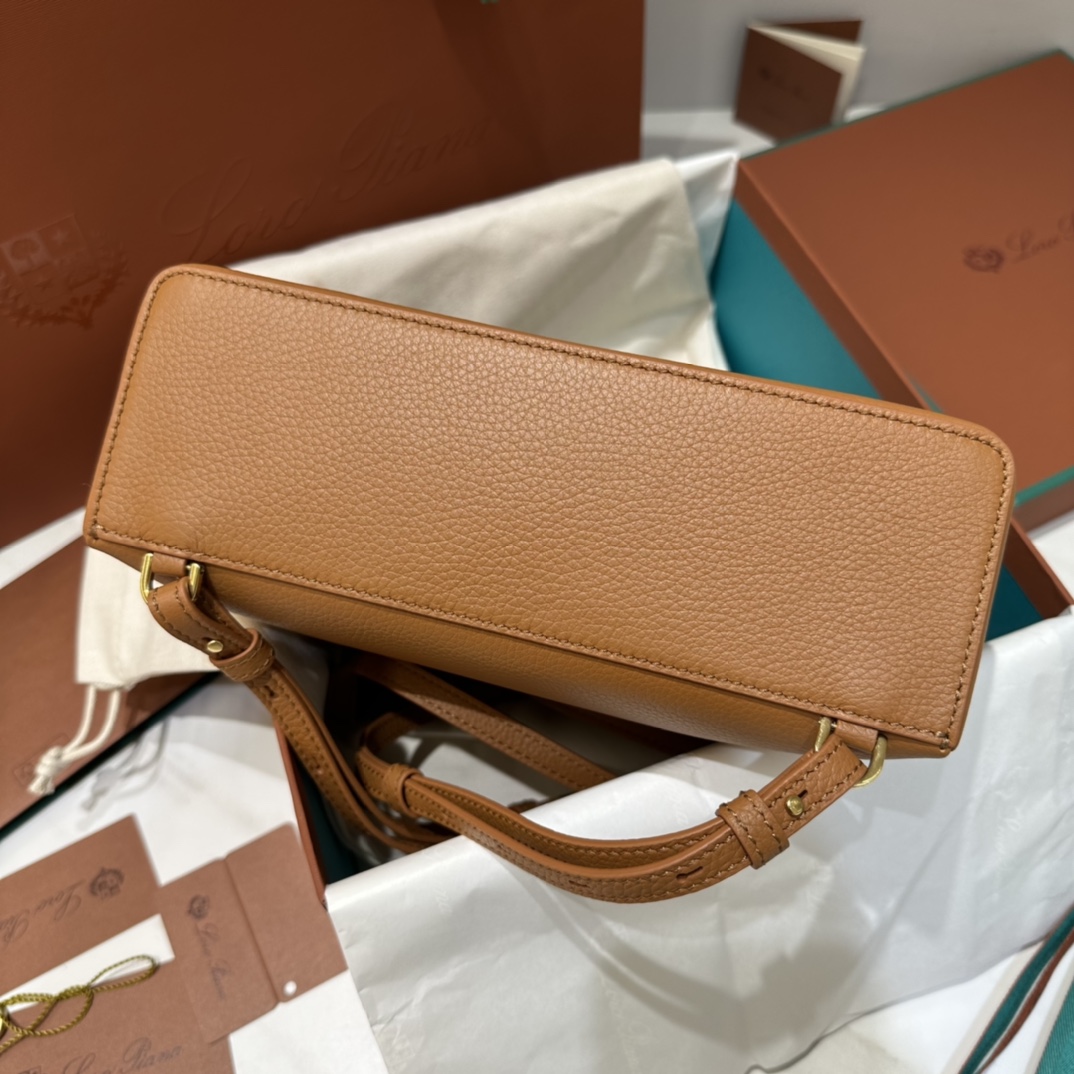 Delvaux 01019