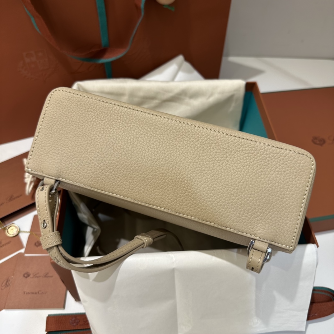 Delvaux 01079