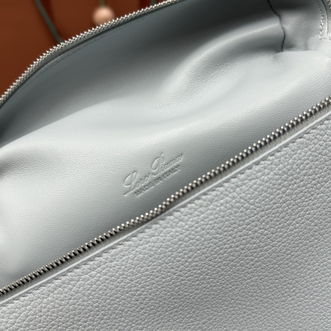 Delvaux 01129