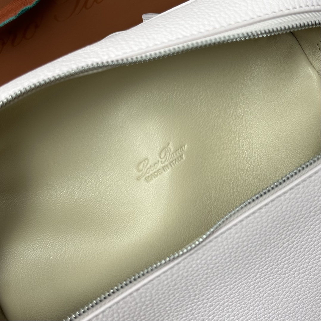 Delvaux 01139