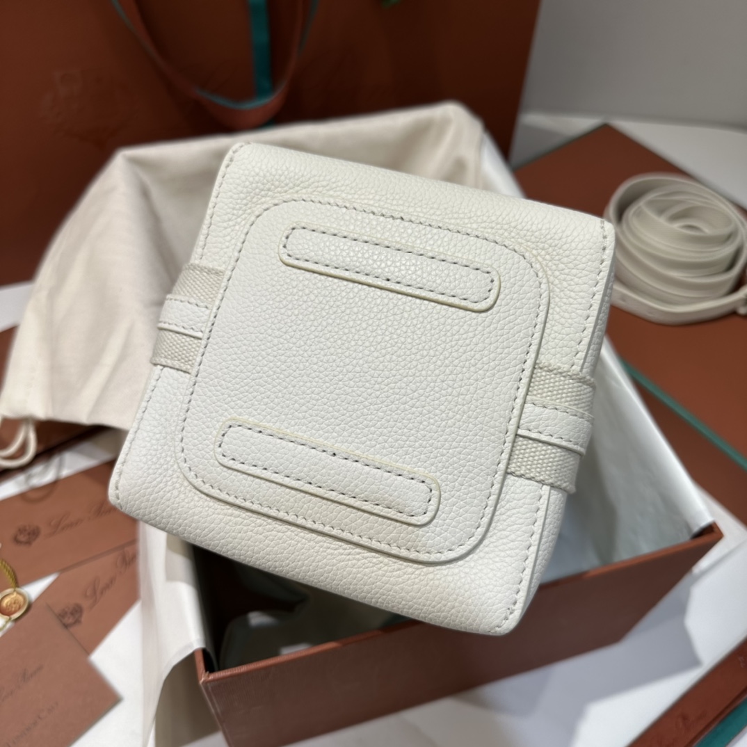 Delvaux 01179