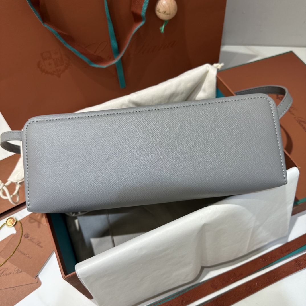 Delvaux 01389