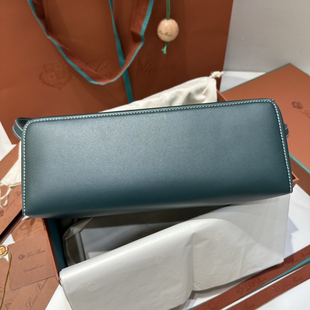 Delvaux 01399