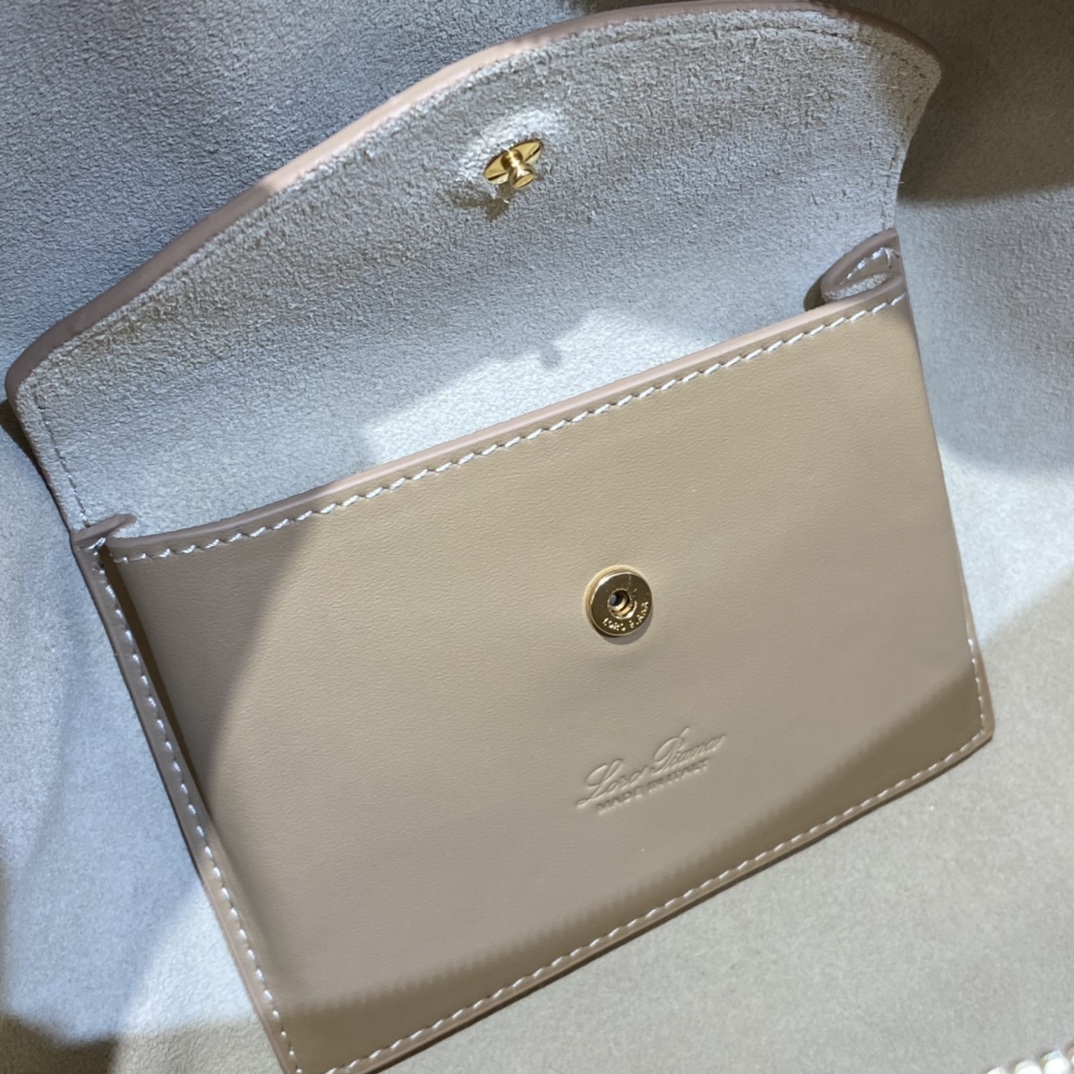 Delvaux 01479