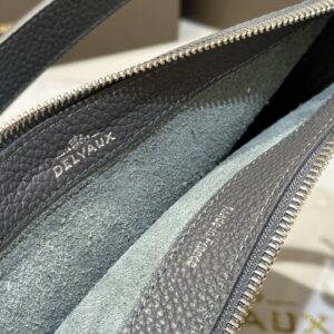 Delvaux 01569