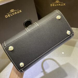 Delvaux 01979