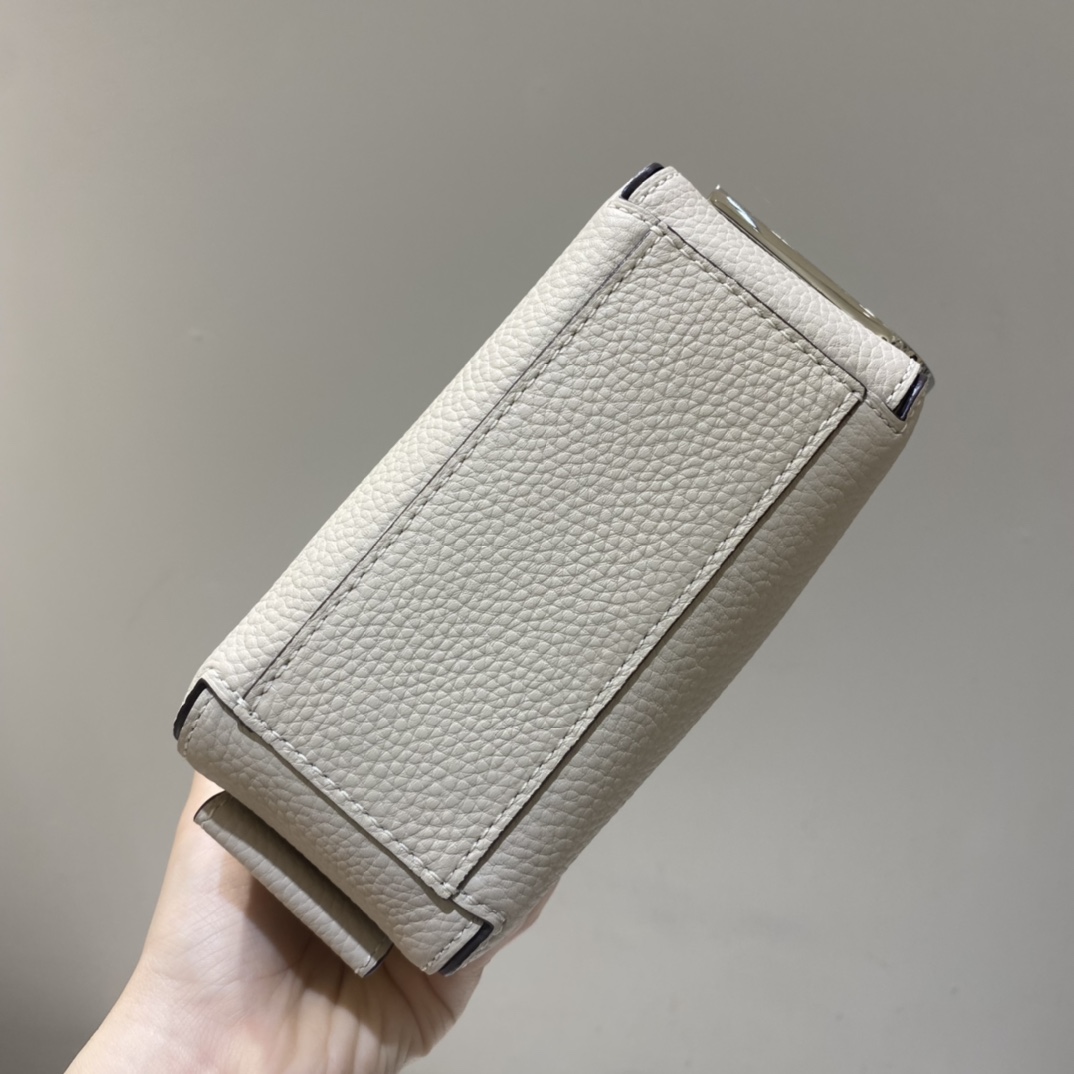 Delvaux 02099