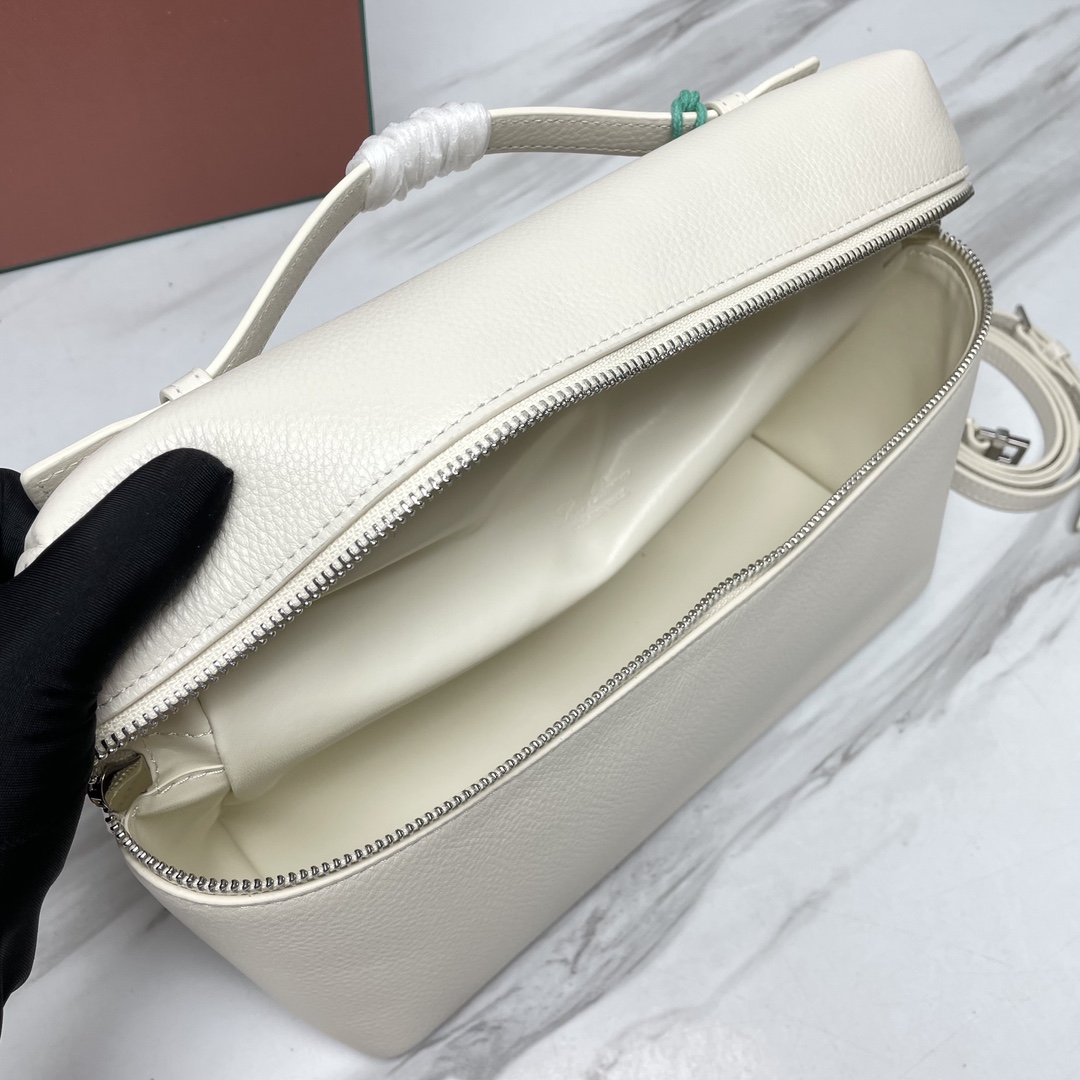 Delvaux 02109