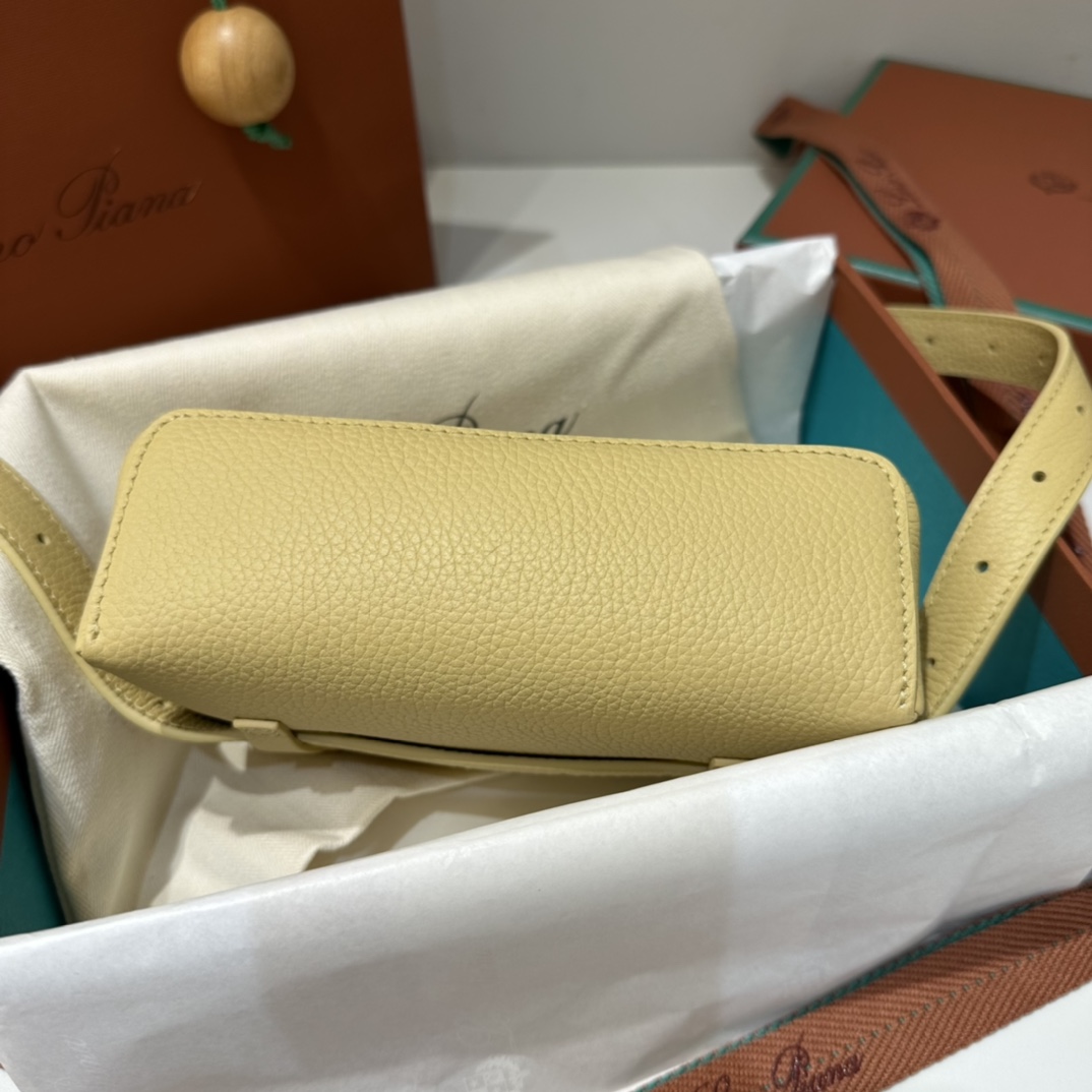 Delvaux 02149
