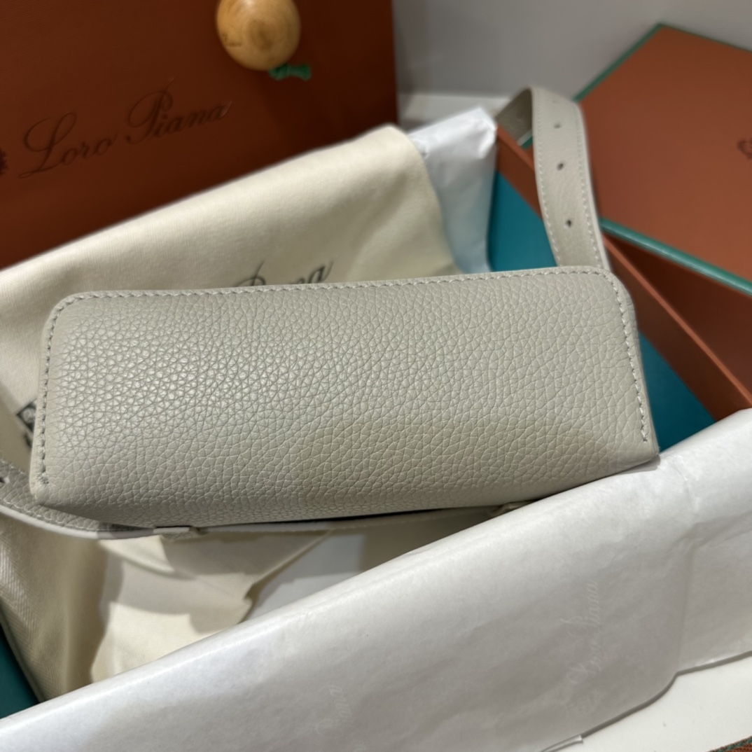 Delvaux 02169