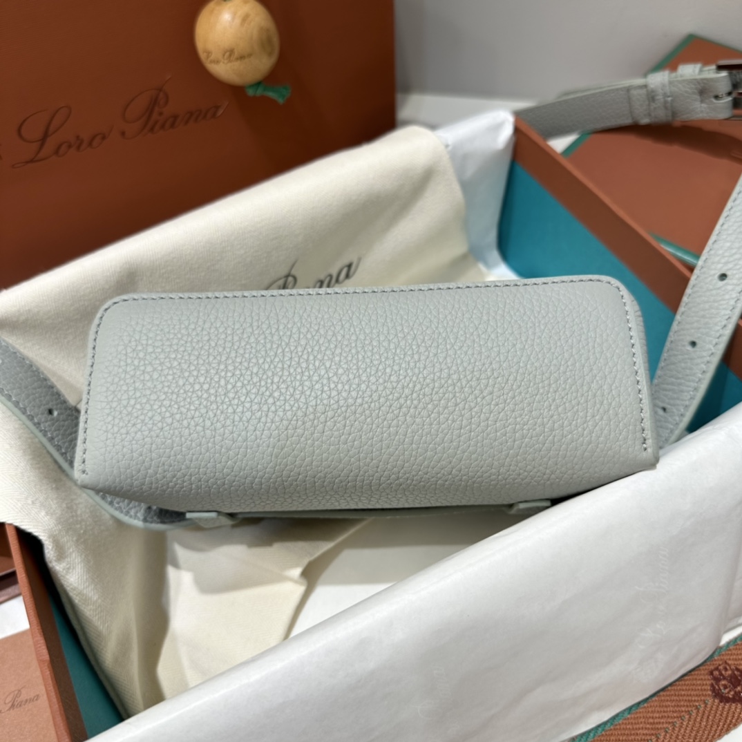 Delvaux 02179