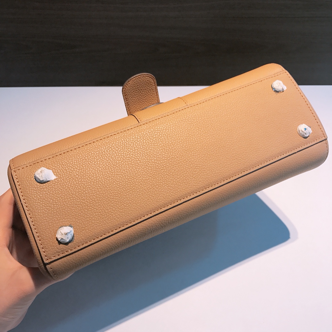 Delvaux 02209