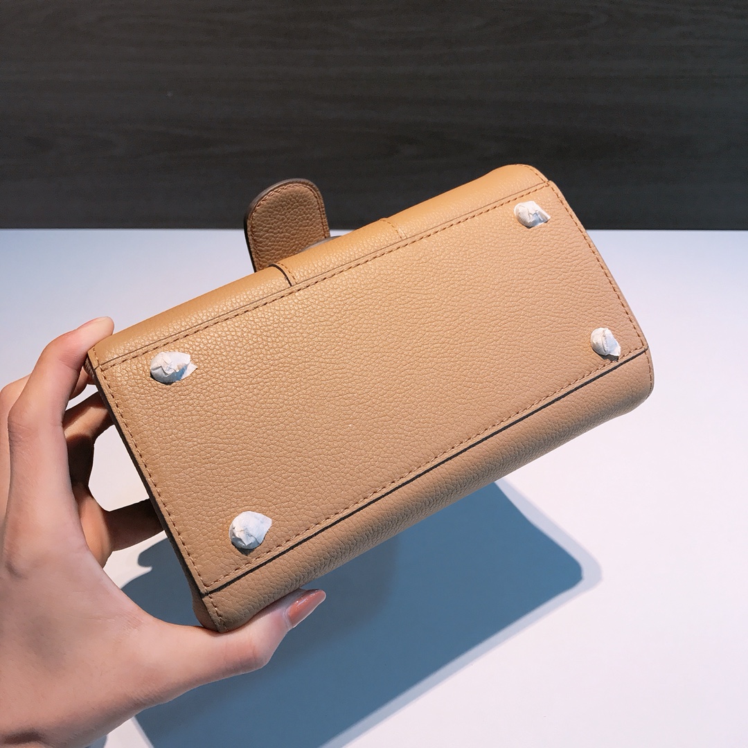 Delvaux 02219