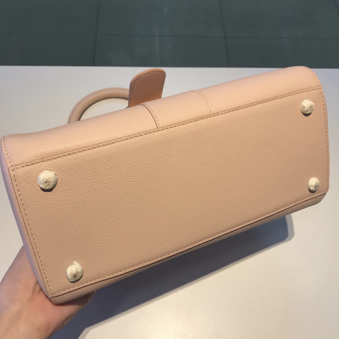 Delvaux 02249