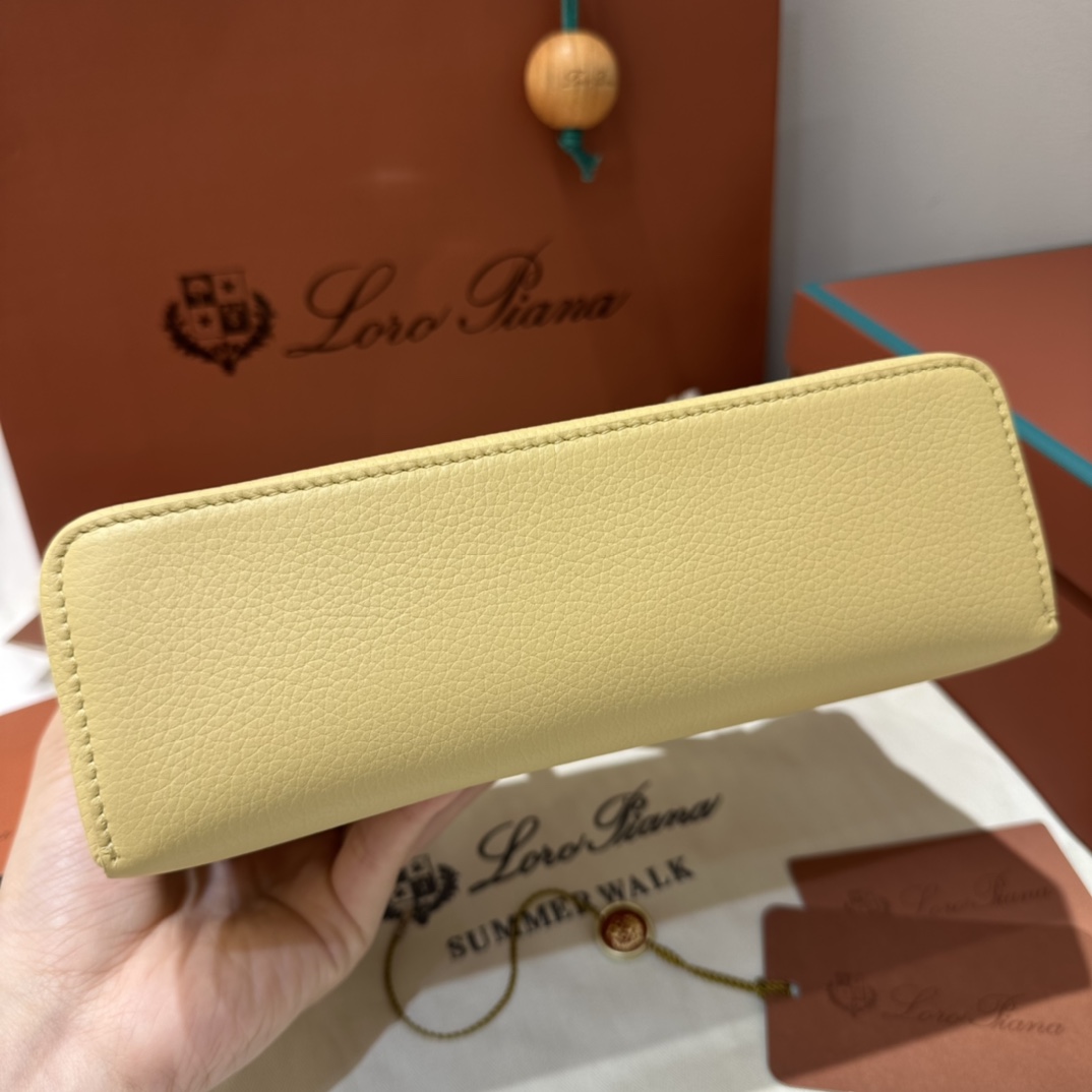 Delvaux 02449