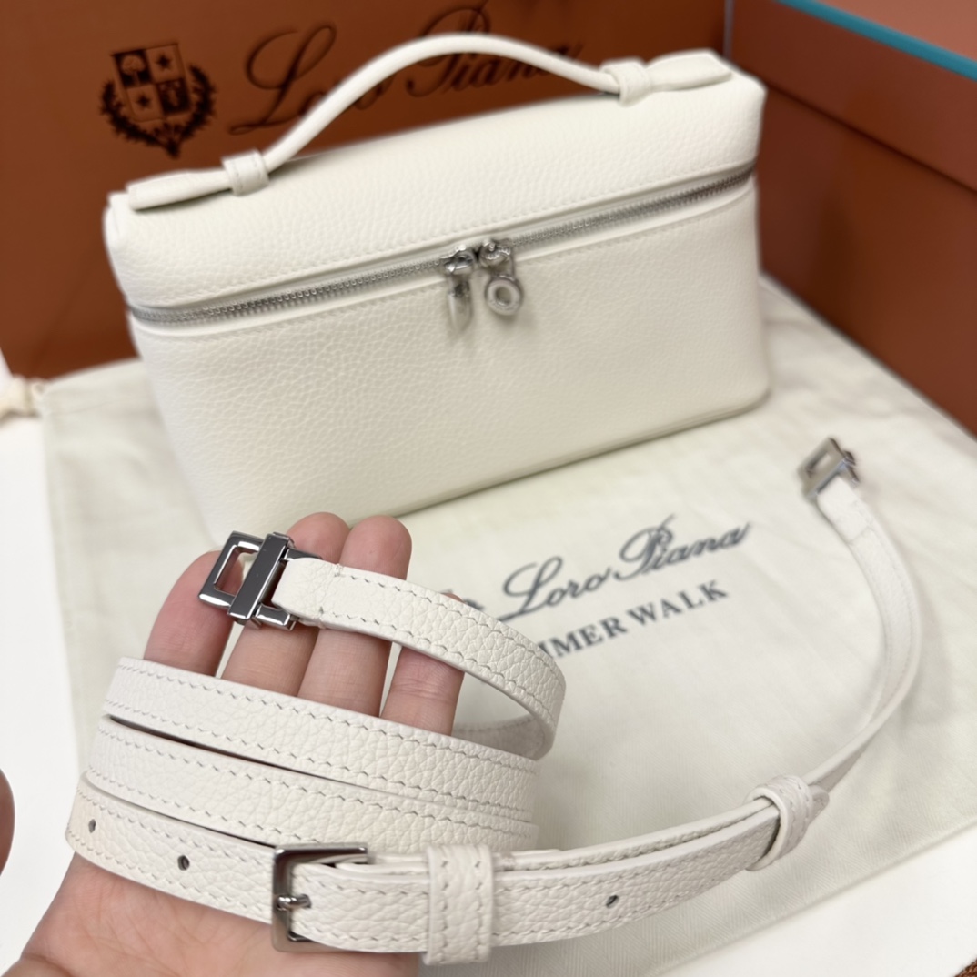 Delvaux 02469