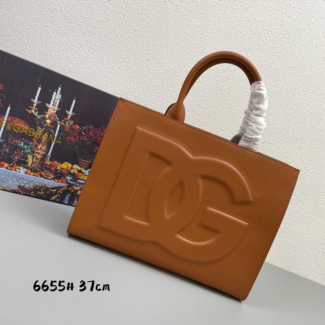 Dolce & Gabbana Small calfskin DG Daily shopper