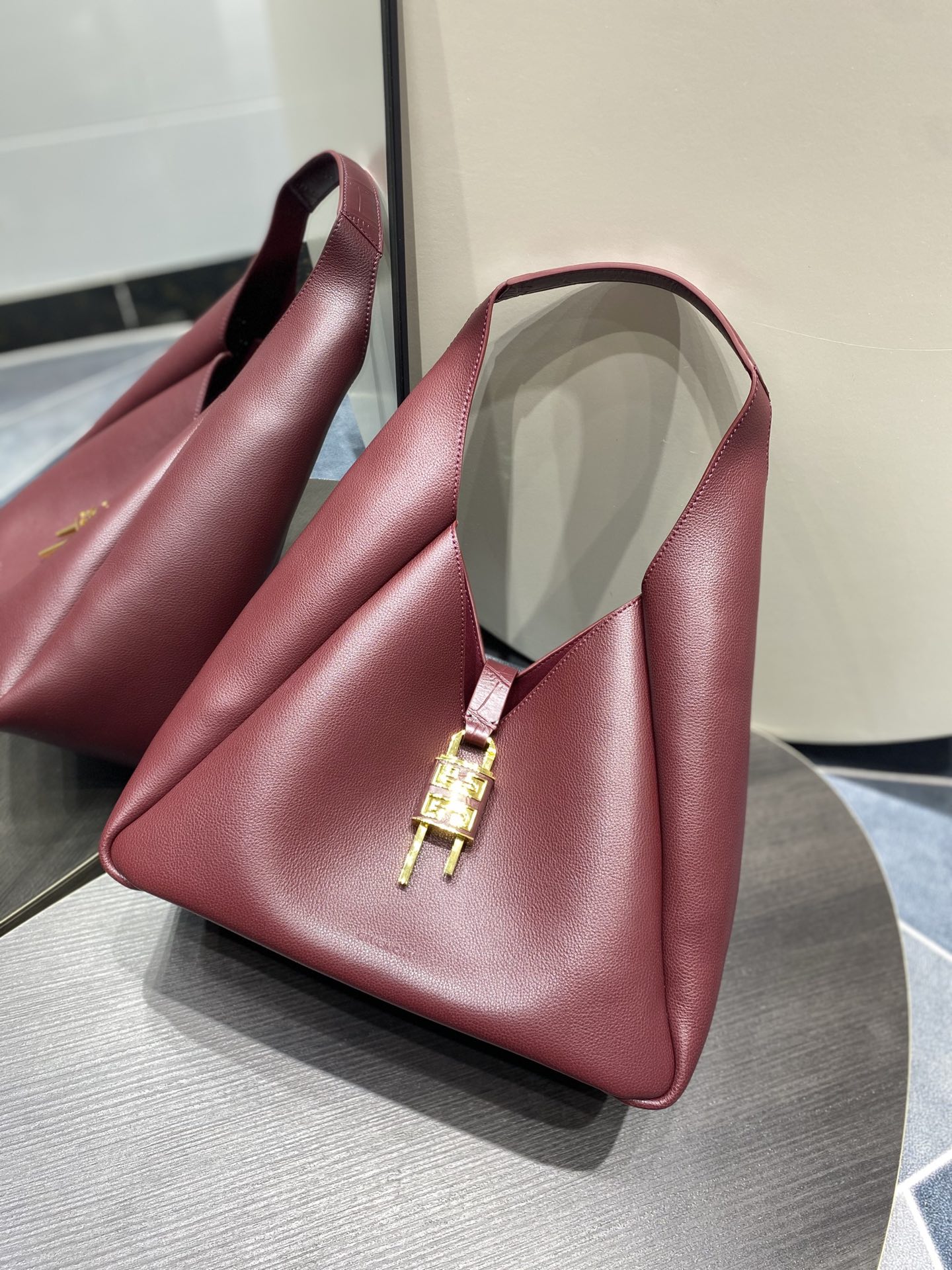 Givenchy – G-Hobo Medium leather shoulder bag Givenchy red