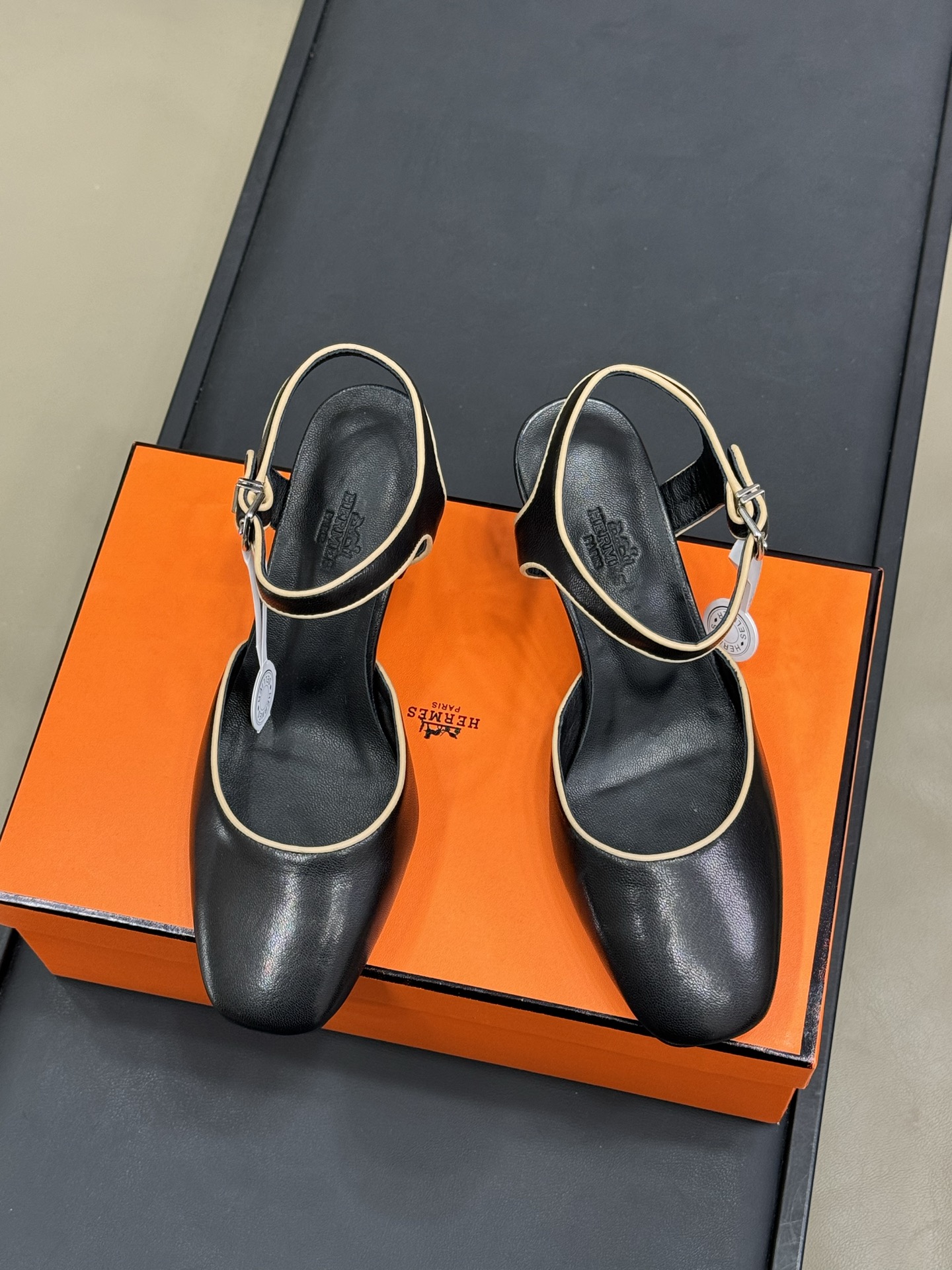 Hermès Kamilla 60 Sandals in Noir – Uniq Bags