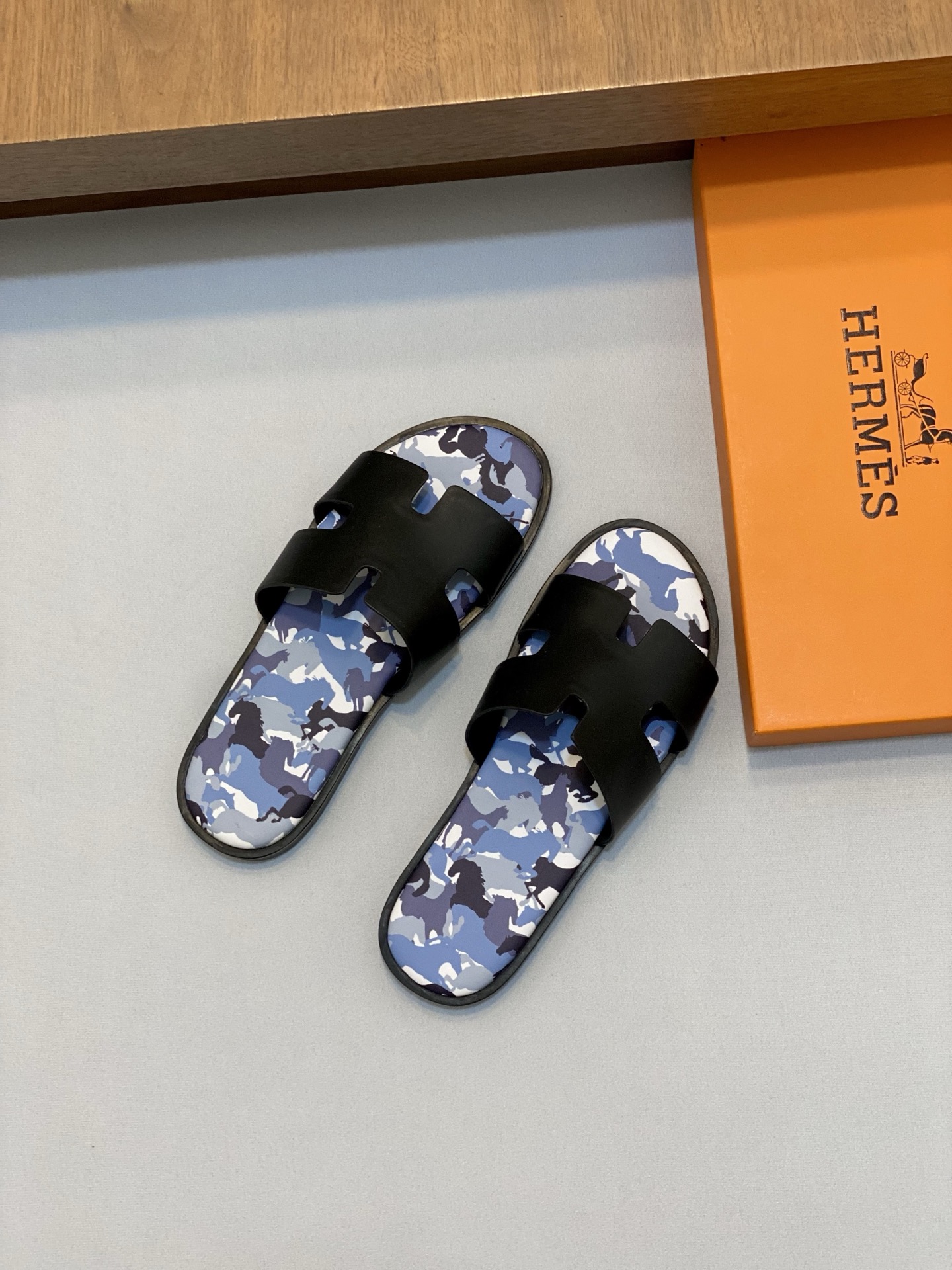 HERMES  Hermès Izmir Sandal – Women’s Noir (Black)