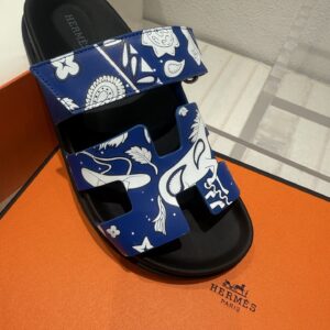 Hermès Chypre Sandals in Blue Ciel/Blanc Leather with Animaux Bandana Print – Women’s Size