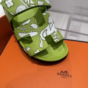 Hermès Chypre Sandals in Green Ciel/Blanc Leather with Bandana Animaux Pattern – Women’s Size