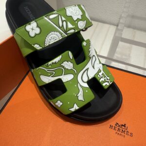 Hermès Chypre Sandals in Green  Leather with Bandana Animaux Pattern – Women’s Size