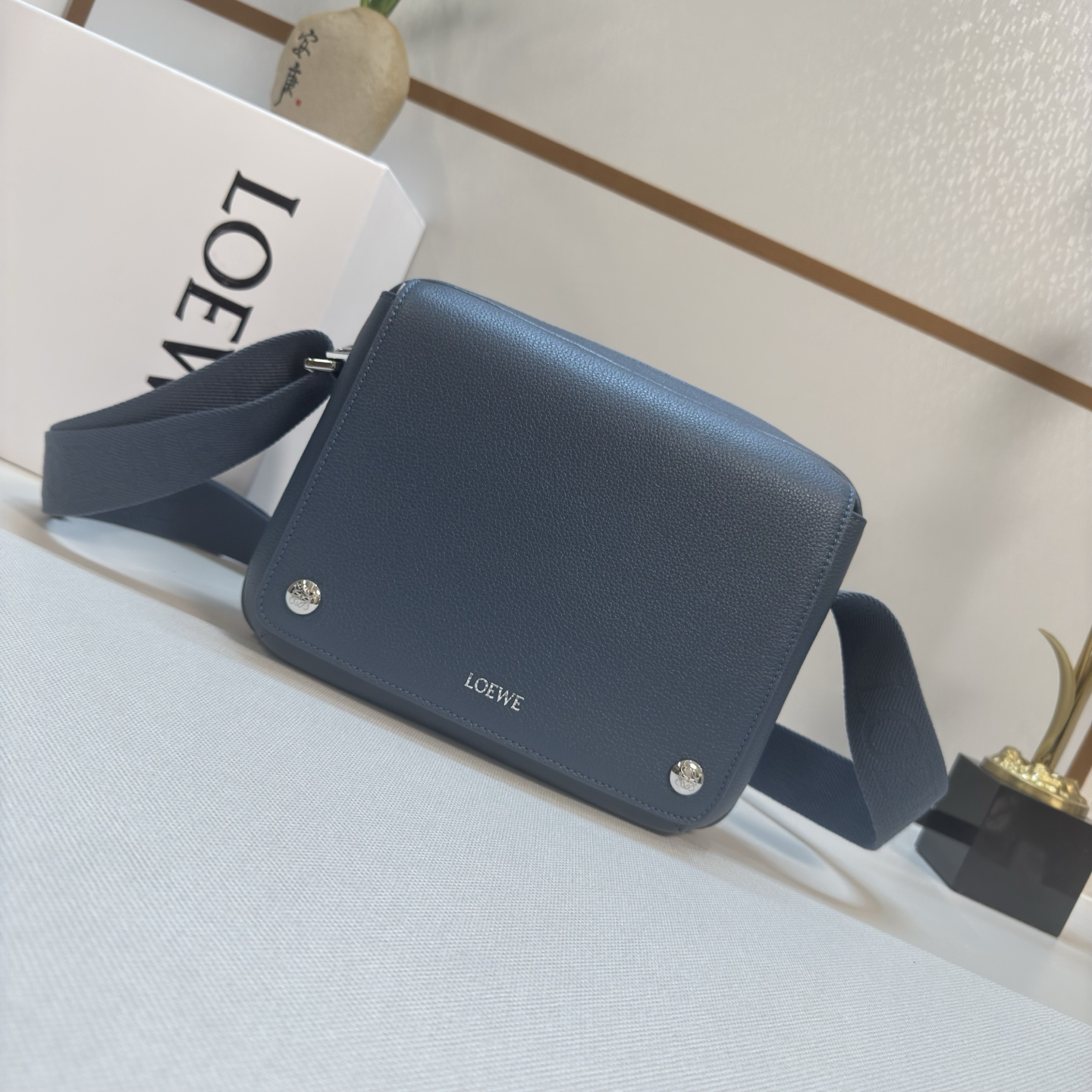 Loewe Medium Pebble messenger bag in supple grained calfskin Blue –
