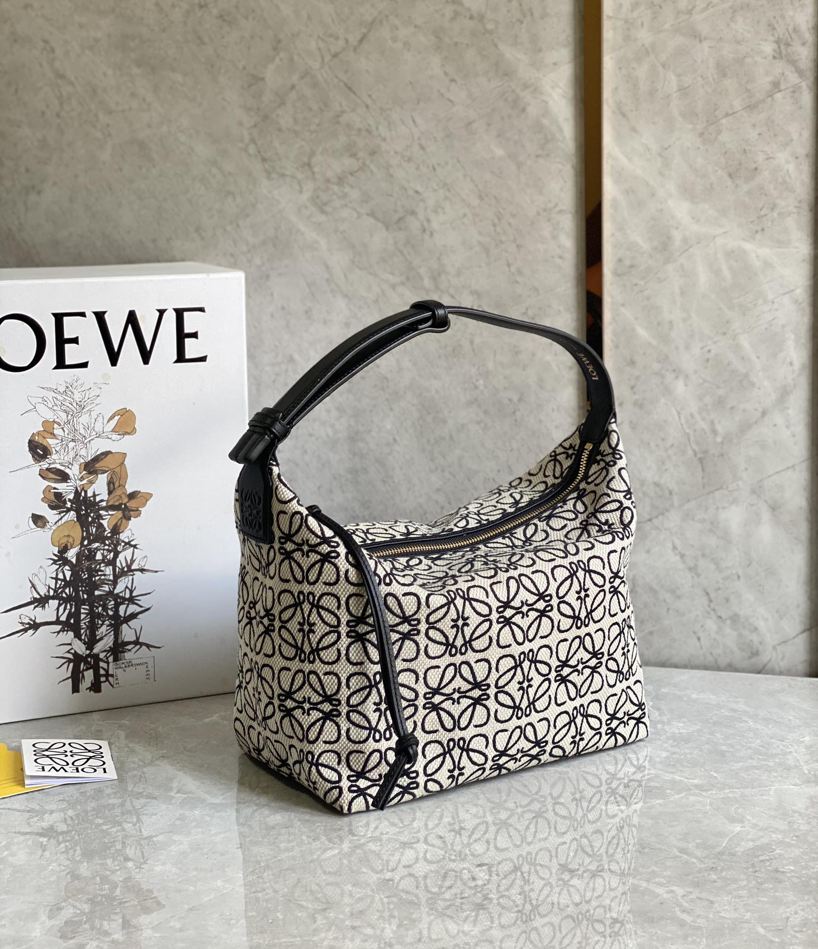 Loewe TASCHE CUBI ANAGRAM SMALL in Ecru & Black