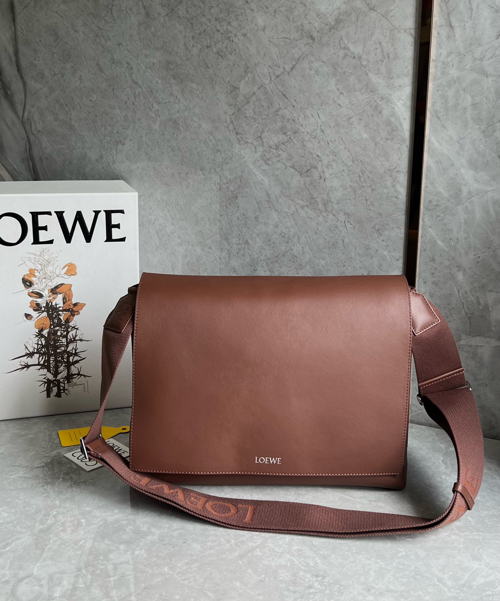 LOEWE Flamenco Leather Messenger Bag | Brown |
