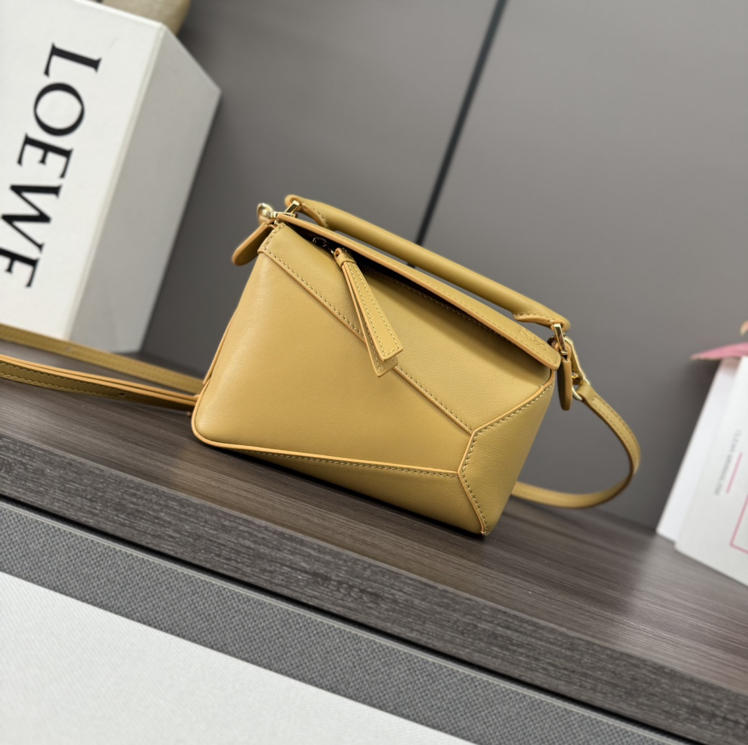 Loewe Small Puzzle bag in smooth calfskin Beige – LOEWE