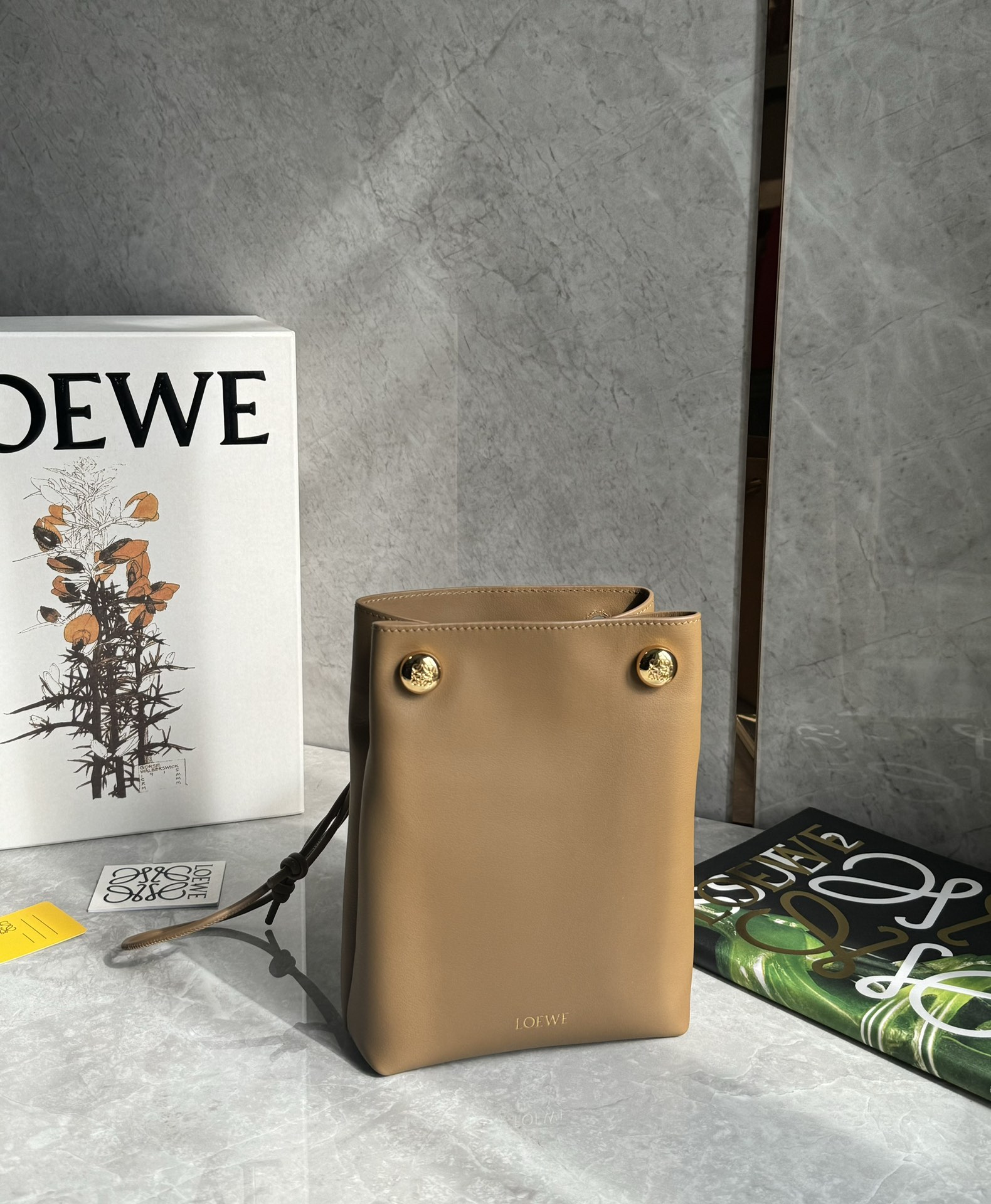 Loewe Pebble pouch in smooth calfskin Brown – LOEWE