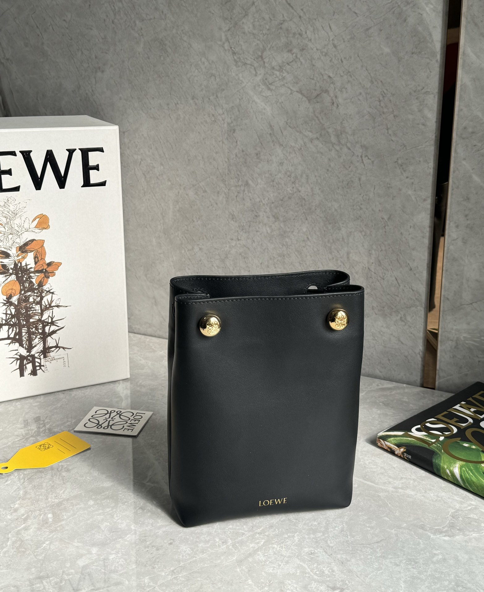 Loewe Pebble pouch in smooth calfskin Black – LOEWE