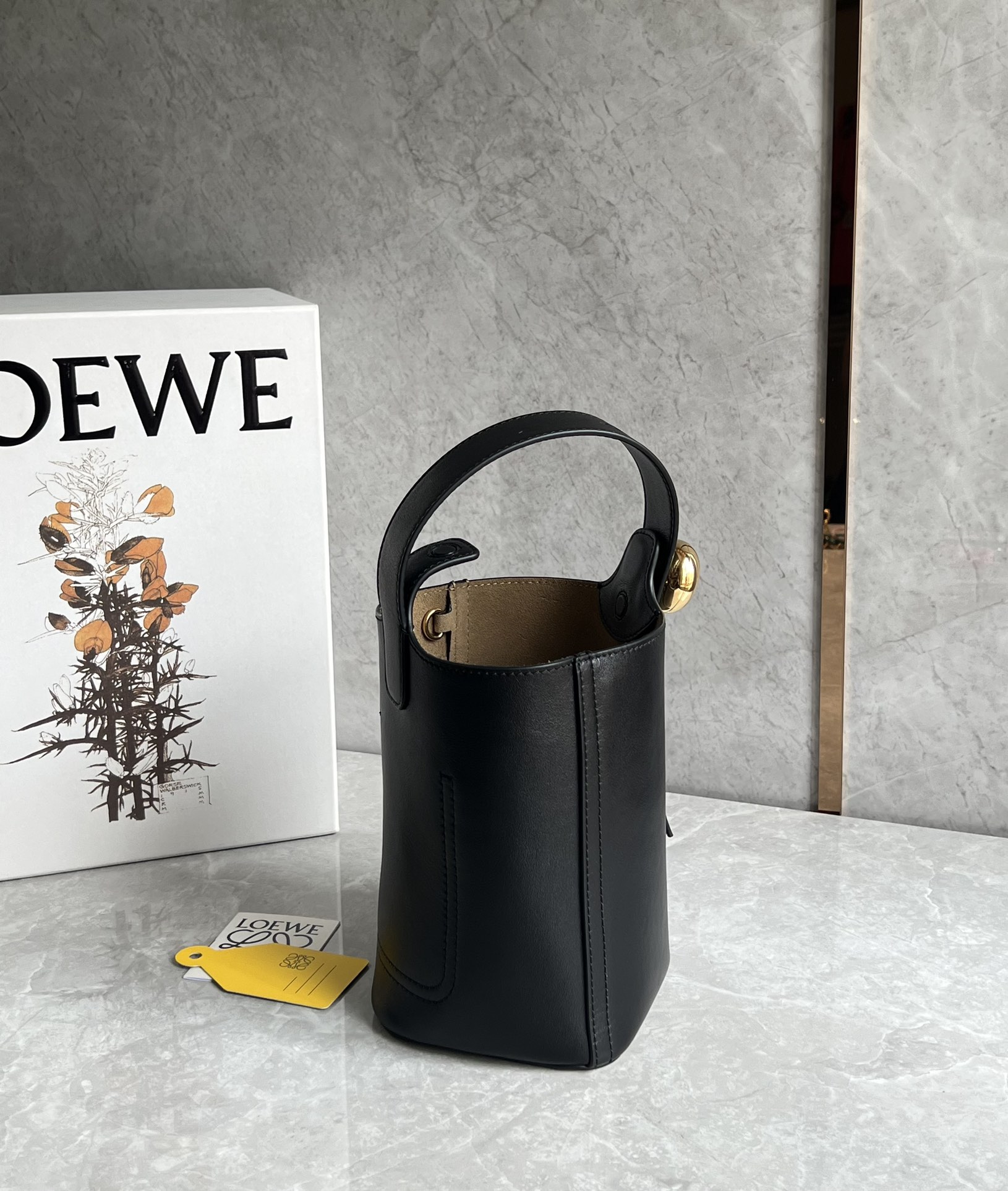 Loewe Medium Pebble bucket in smooth calfskin Black – LOEWE
